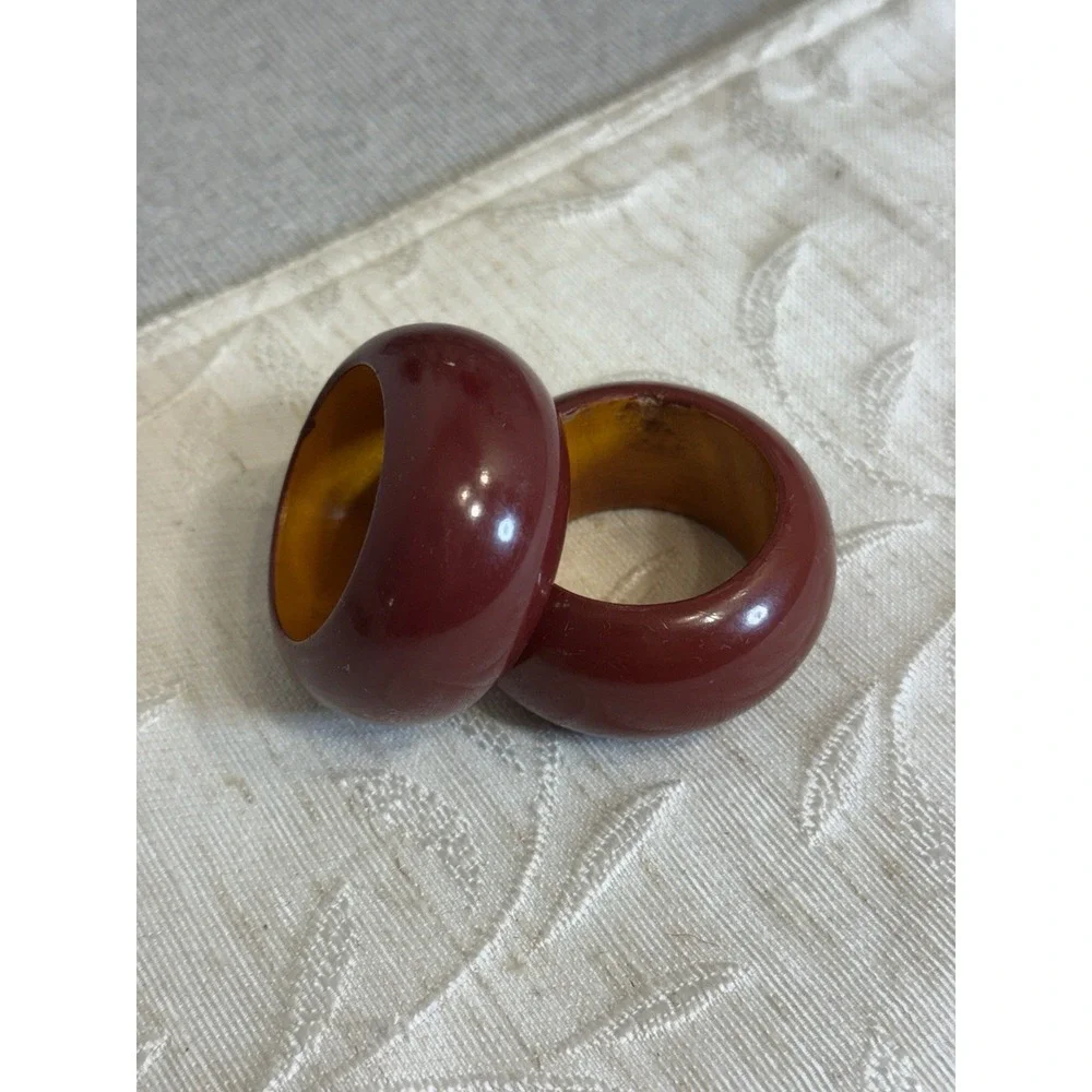 Set Of 2 vintage burgundy lacquered ‎ napkin rings.